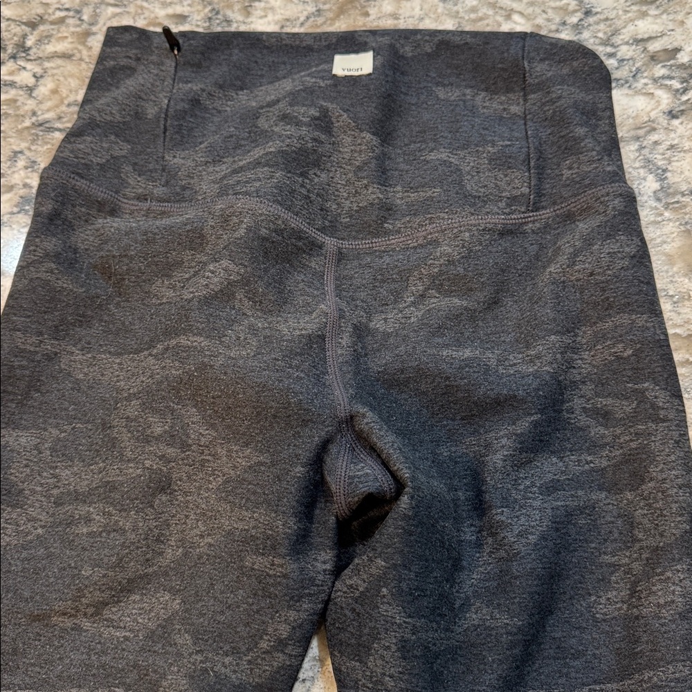 By Vuori Clean Elevation Camo High Rise Leggings Black Gray XS - Picture 14 of 15